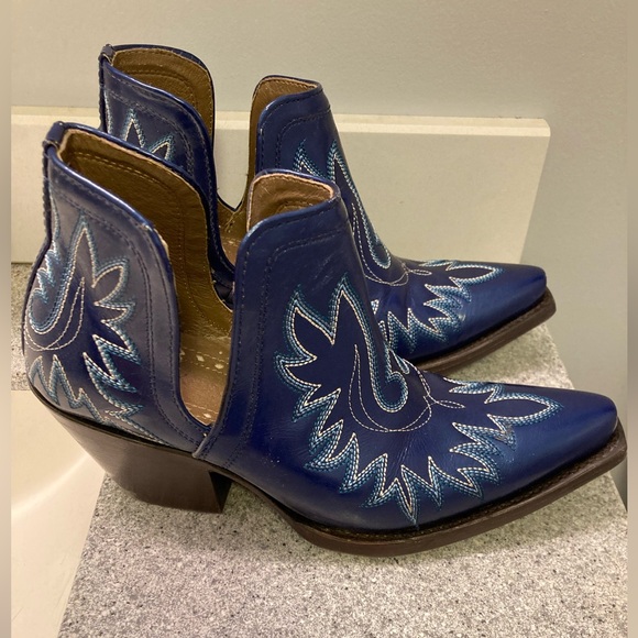 Ariat Shoes - Ariat Dixon blue Embroidered Ankle Booties Coraline Cowboy Boots 7B Sin City